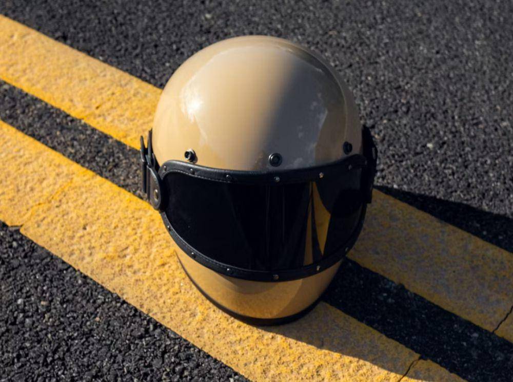 Ilustrasi helm(unsplash.com/@jeremybishop)