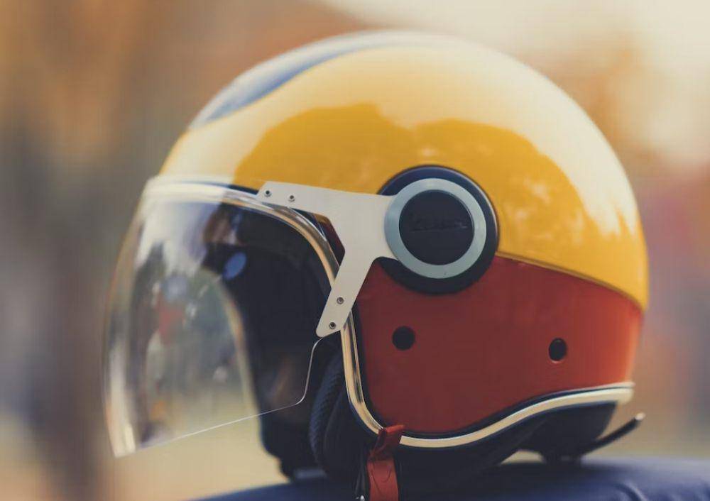Ilustrasi helm(unsplash.com/@zerotake)