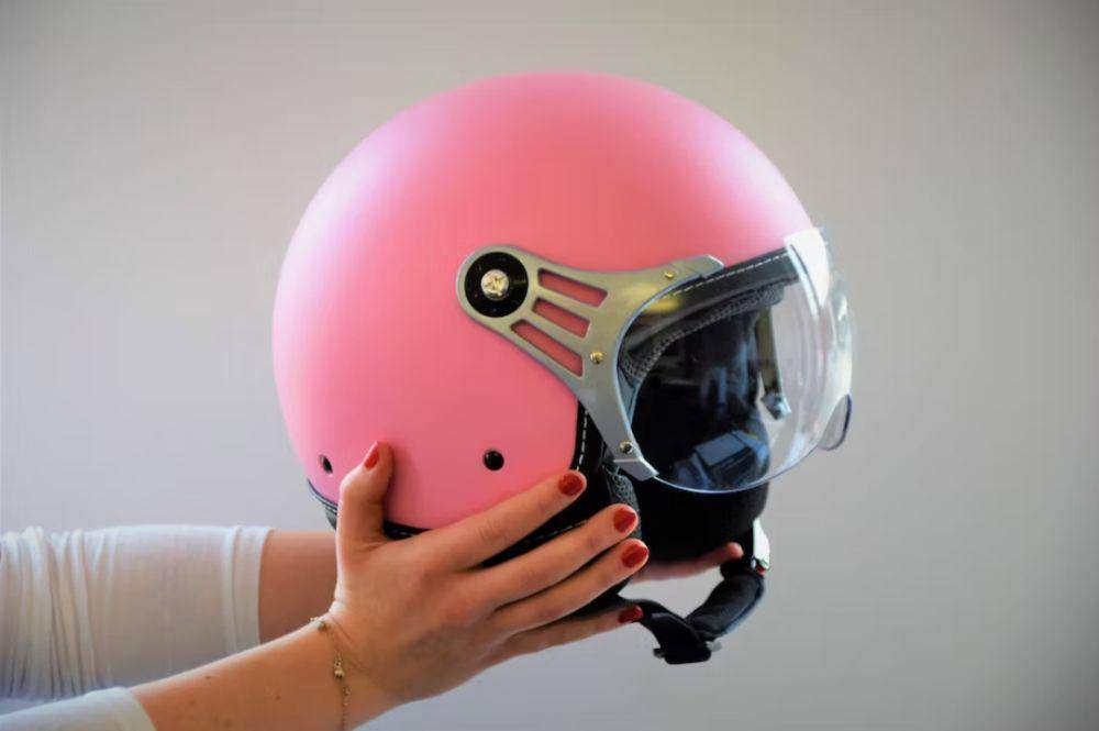 Ilustrasi helm(unsplash.com/@waldemarbrandt67w)