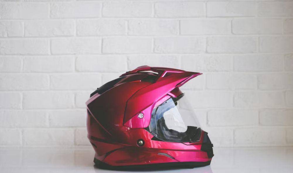Ilustrasi helm(unsplash.com/@neonbrand)