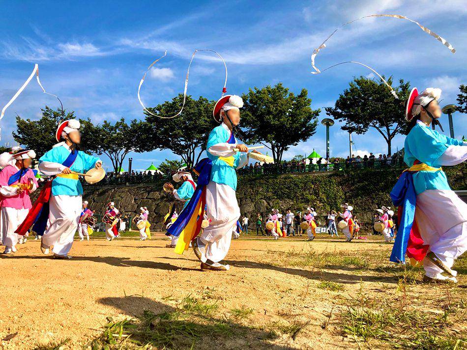Permainan tradisional saat Chuseok (visitkorea.or.kr)