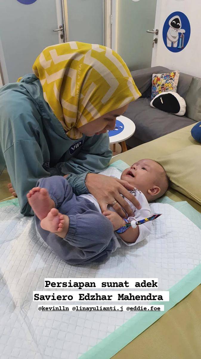 anak kedua Kevin Liliana disunat (instagram.com/oskarmahendra)