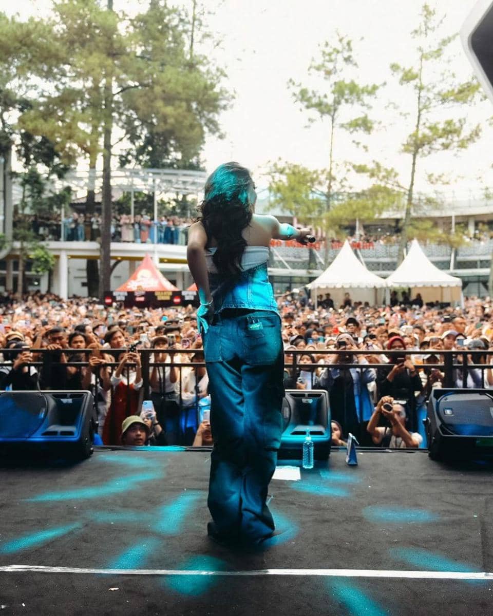 potret Naura Ayu manggung di Bandung (instagram.com/naura.ayu)