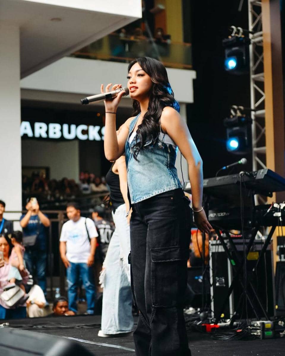 potret Naura Ayu manggung di Bandung (instagram.com/naura.ayu)