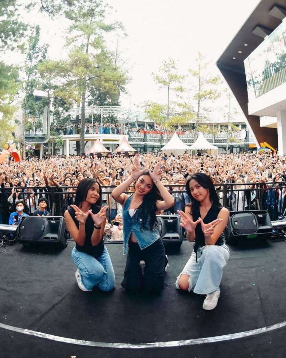 potret Naura Ayu manggung di Bandung (instagram.com/naura.ayu)