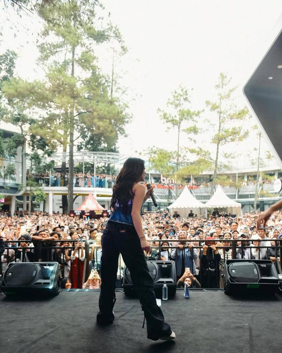 potret Naura Ayu manggung di Bandung (instagram.com/naura.ayu)