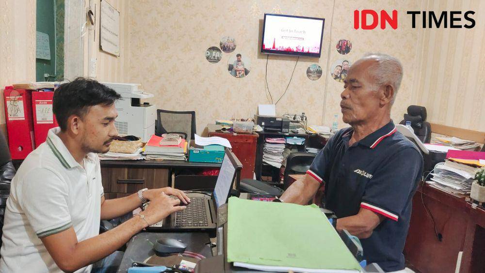 Engkong tersangka rudapaksa anak dibawah umur sedang menjalani pemeriksaan di unit PPA Polres Metro Depok. (IDNTimes/Dicky)