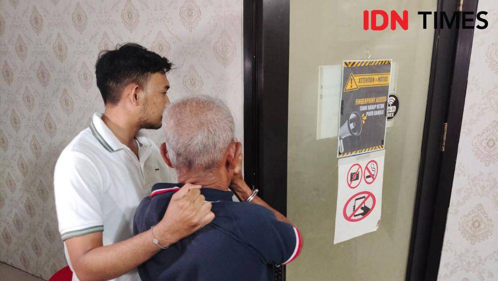 Engkong tersangka rudapaksa terhadap anak dibawah umur yang kini telah meninggal dunia saat dibawa ke Polres Metro Depok. (IDNTimes/Dicky)