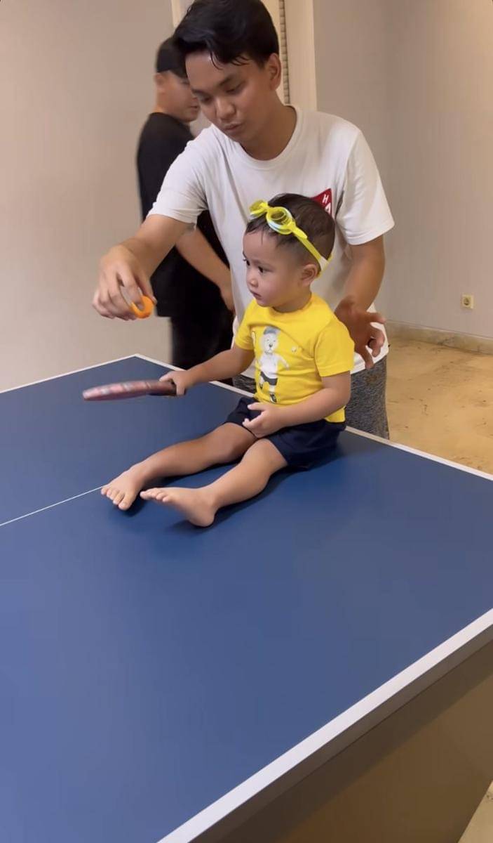potret gemas Rayyanza latihan tenis meja (Instagram.com/raffinagita1717)