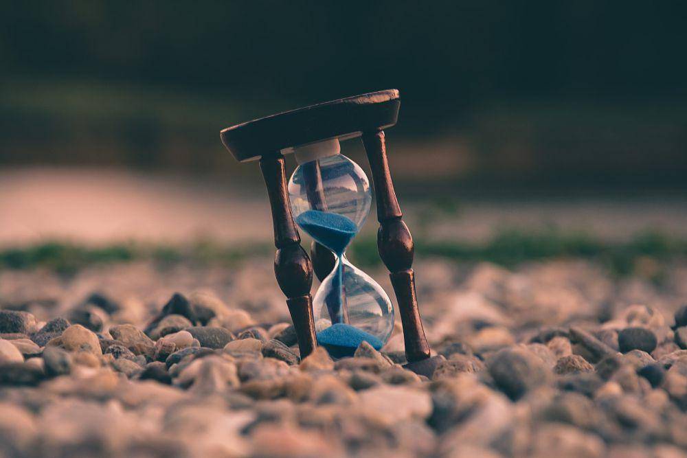 ilustrasi jam pasir (unsplash.com/Aron Visuals)