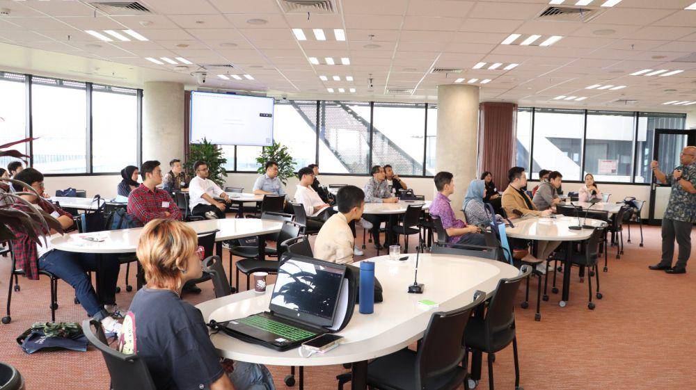 Yessy Perangin Angin, Ph.D. (Associate Professor, Business Innovation Monash University, Indonesia) memberikan materi kepada seluruh peserta beasiswa terkait Business Innovation.