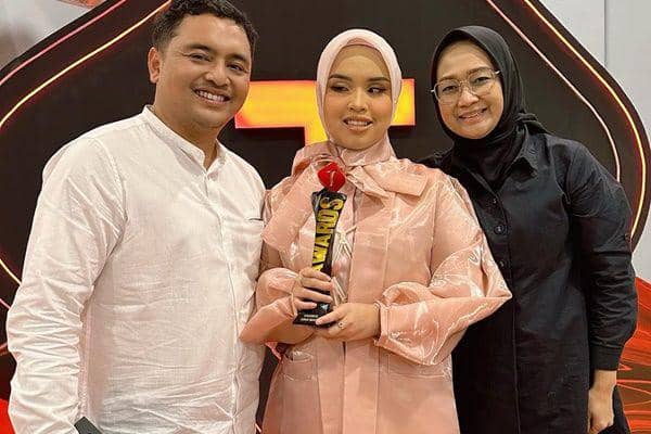 7 Momen Orangtua Putri Ariani Selalu Setia Dampingi di Atas Panggung