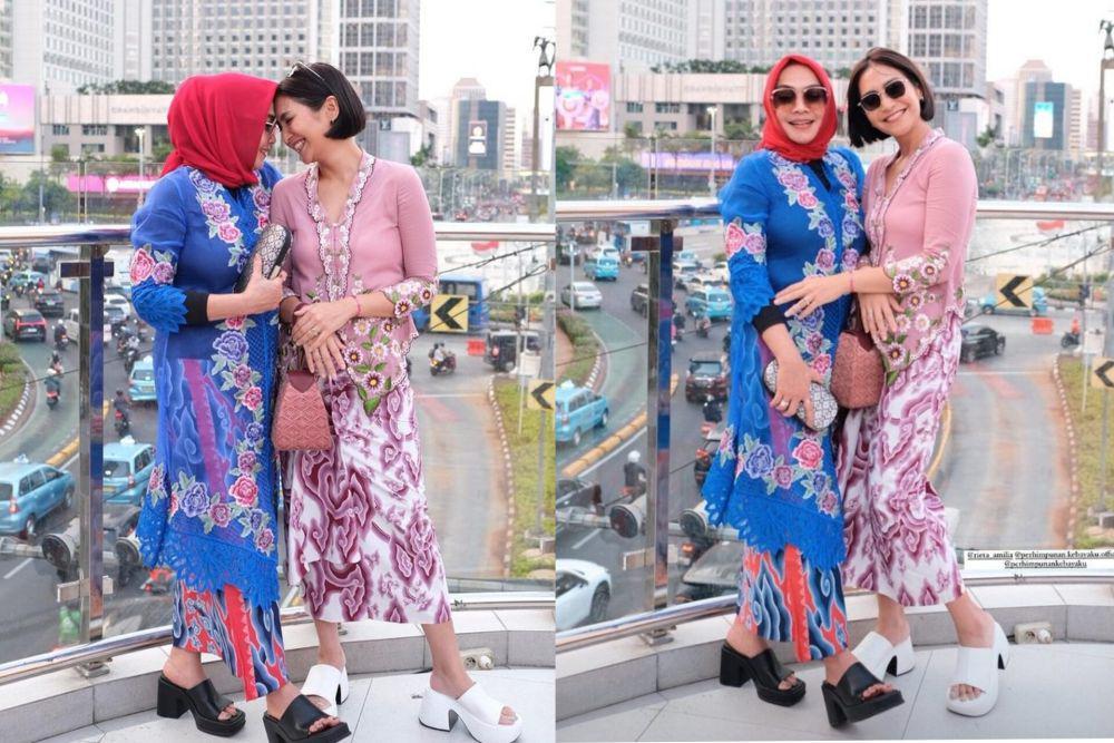 7 Potret Kompak Rieta Amilia dan Caca Tengker Hangout Pakai Kebaya