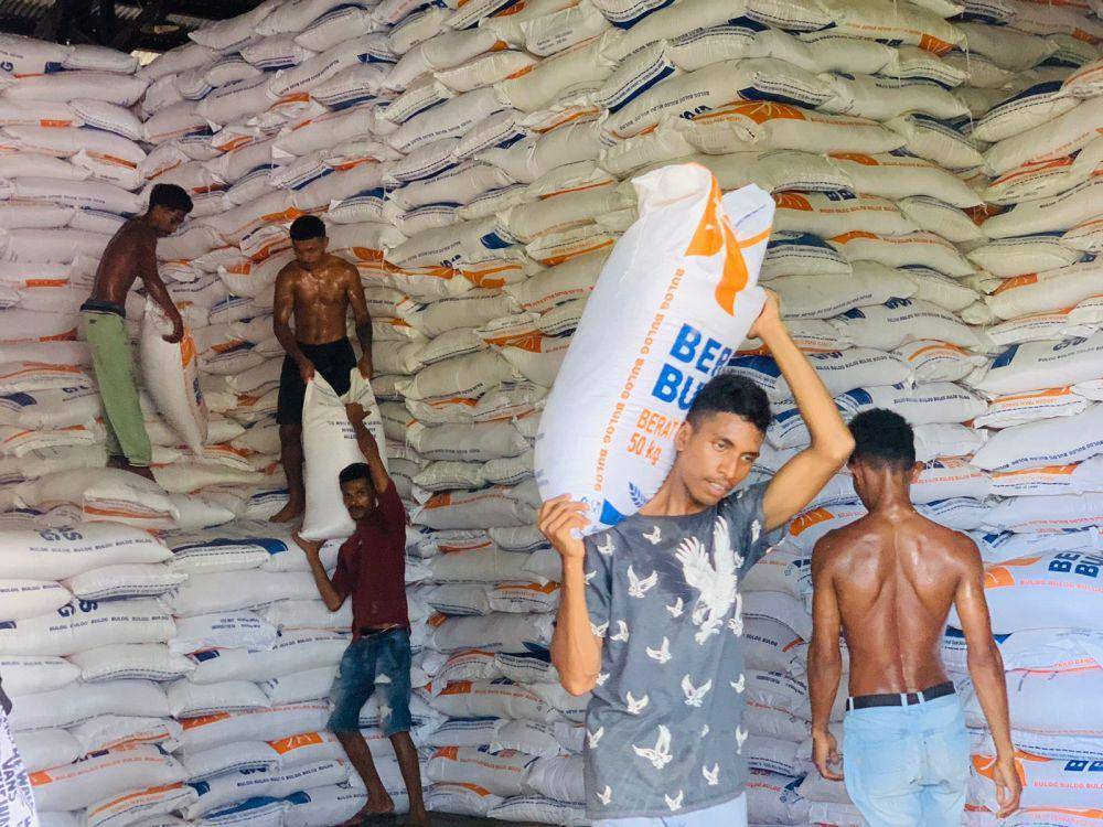 Tampak stok beras di gudang Bulog Mimika, Papua Tengah, Selasa (26/9/2023). (IDN Times/Endy Langobelen)