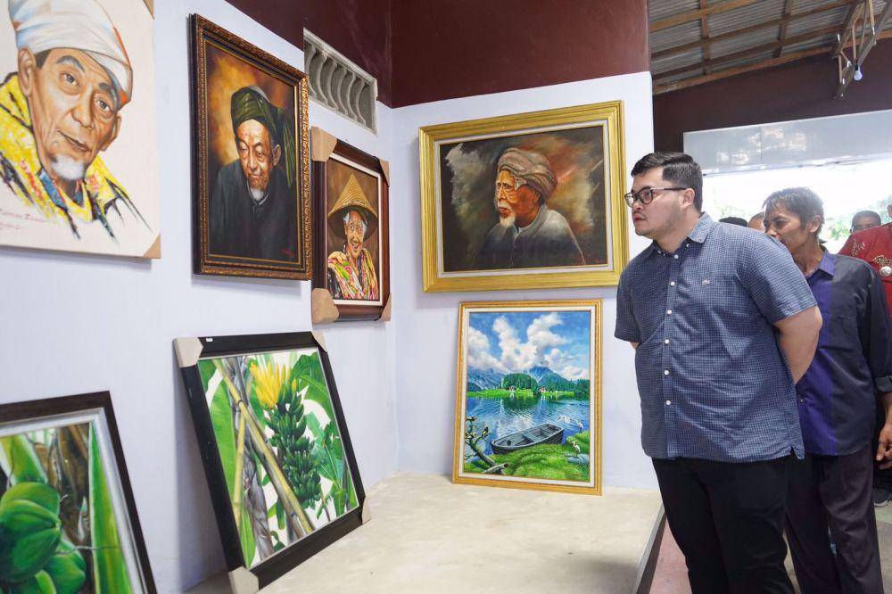 Mas Dhito melihat-lihat koleksi lukisan-lukisan di Kampung Lukis Ruslan. (Dok. Pemkab Kediri)