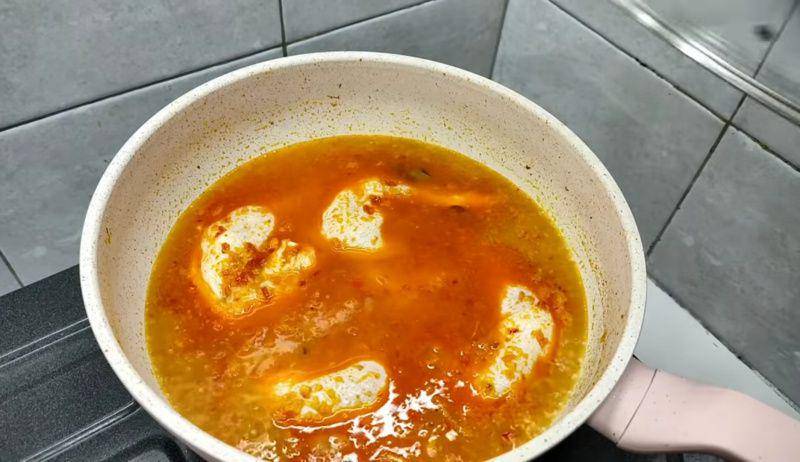 gambar ayam betutu yang sedang diungkep (YouTube.com/CR COOK)