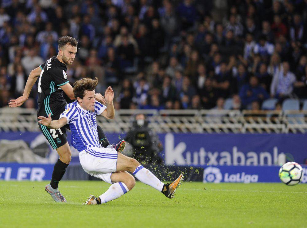 Borja Mayoral (kiri) melepaskan tembakan ke gawang Real Sociedad. (twitter.com/ChampionsLeague)