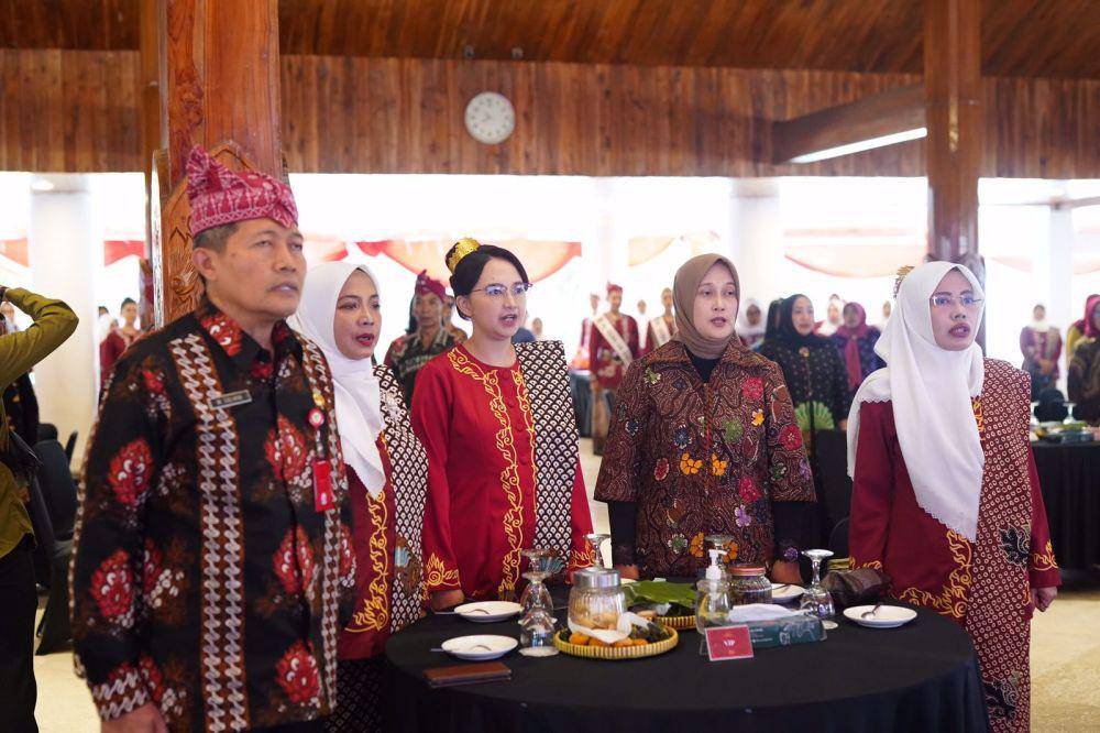 Pertemuan Rutin TP PKK dan organisasi wanita lain se Bakorwil I Madiun di Pendopo Panjalu Jayati pada Kamis (21/9/2023). (Dok. Pemkab Kediri)