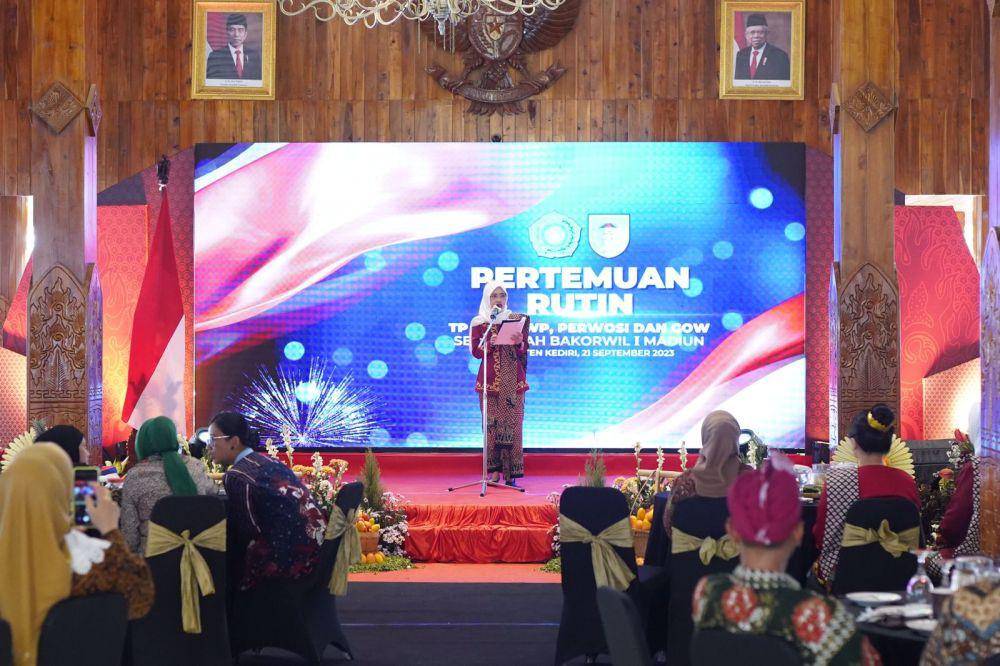 Ketua TP PKK Kabupaten Kediri, Eriani Annisa Hanindhito mendorong pemberdayaan masyarakat melalui peran-peran kaum wanita. (Dok. Pemkab Kediri)