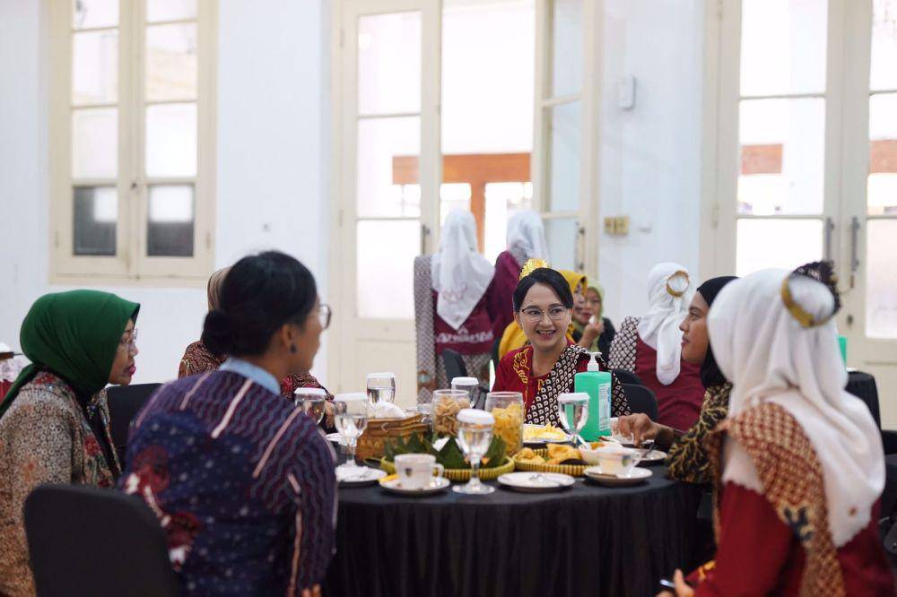 Pertemuan Rutin TP PKK dan organisasi wanita lain se Bakorwil I Madiun di Pendopo Panjalu Jayati pada Kamis (21/9/2023). (Dok. Pemkab Kediri)