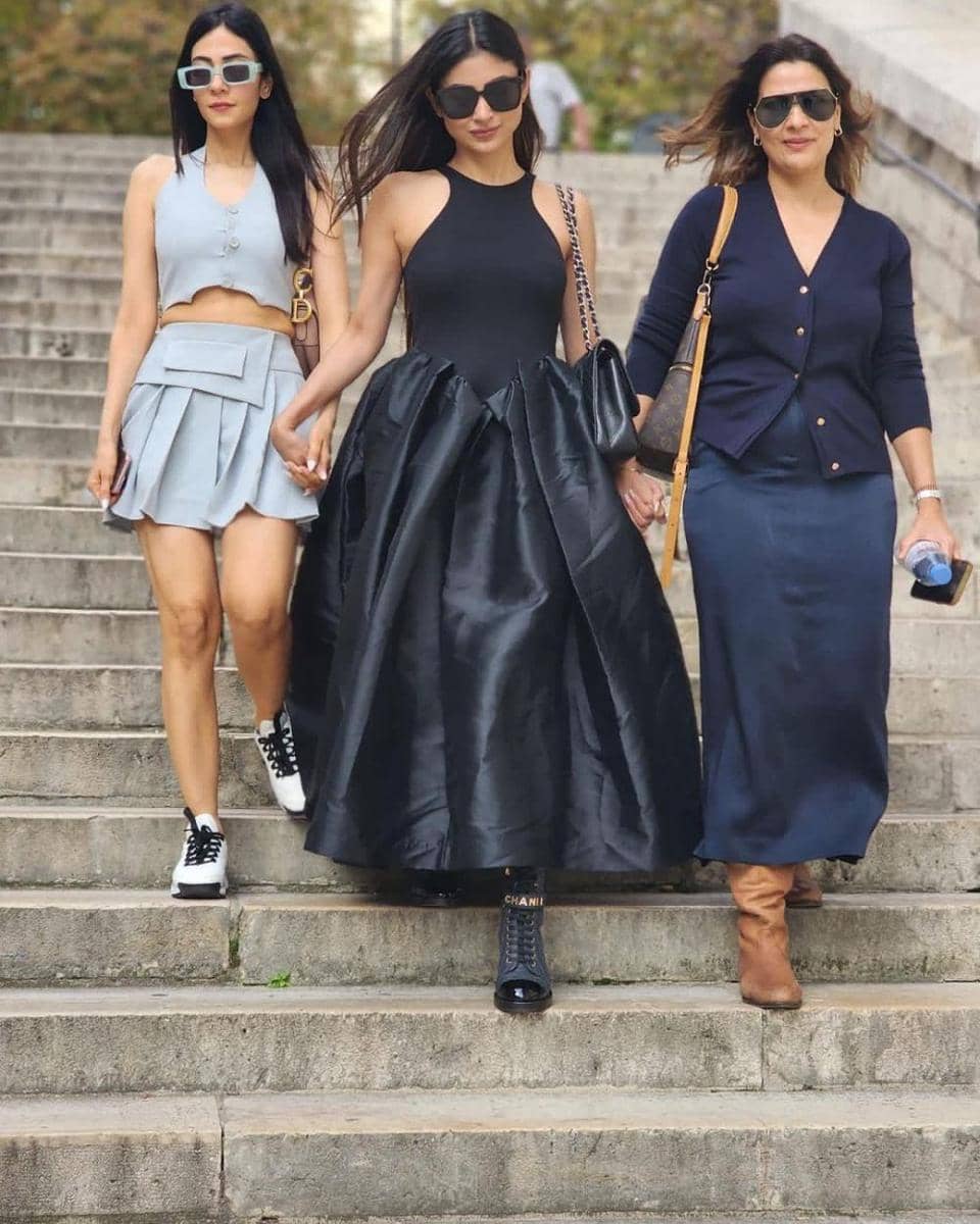 Mouni Roy dan sahabat (instagram.com/imouniroy)