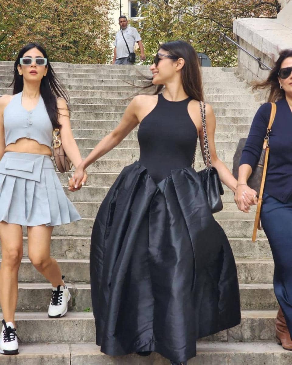 Mouni Roy dan sahabat (instagram.com/imouniroy)
