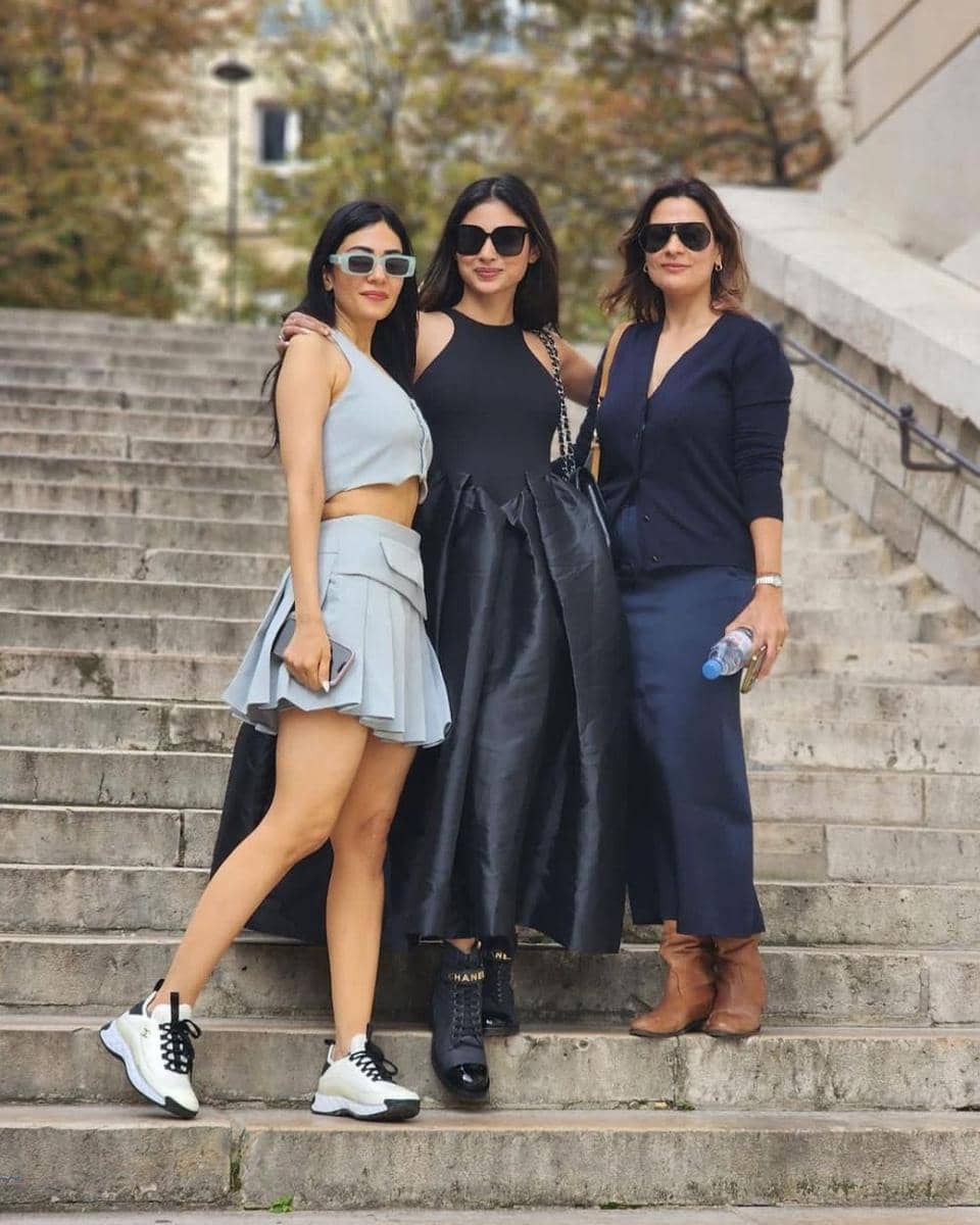 Mouni Roy dan sahabat (instagram.com/imouniroy)