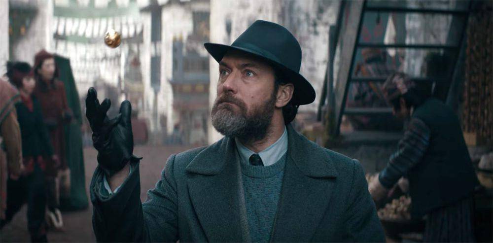 Jude Law sebagai Albus Dumbledore dalam Fantastic Beasts: The Secrets of Dumbledore (dok. Warner Bros/Fantastic Beasts: The Secrets of Dumbledore)