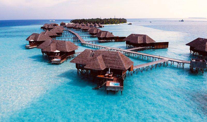 potret salah satu resort di Maldives (unsplash.com/Mike Swigunski)