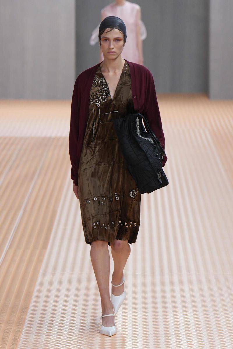 Koleksi busana Prada SS24 di Milan Fashion Week (Launchmetrics.com/spotlight)