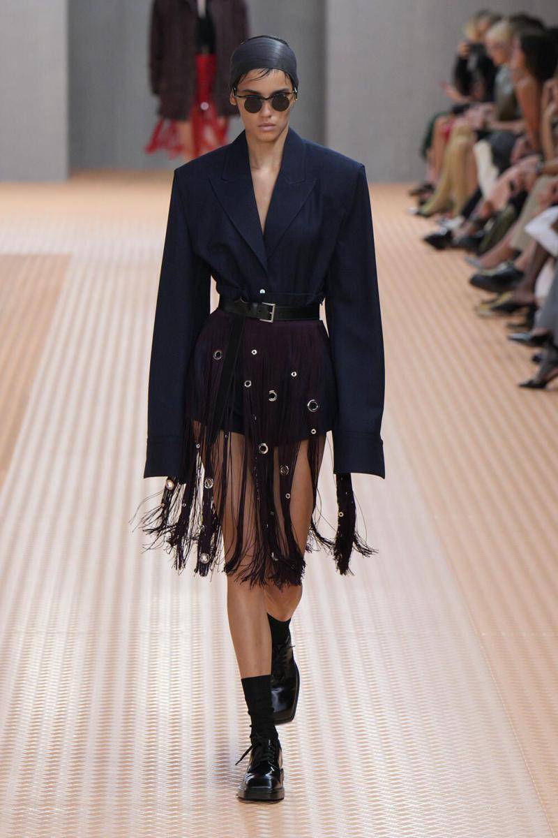 Koleksi busana Prada SS24 di Milan Fashion Week (Launchmetrics.com/spotlight)