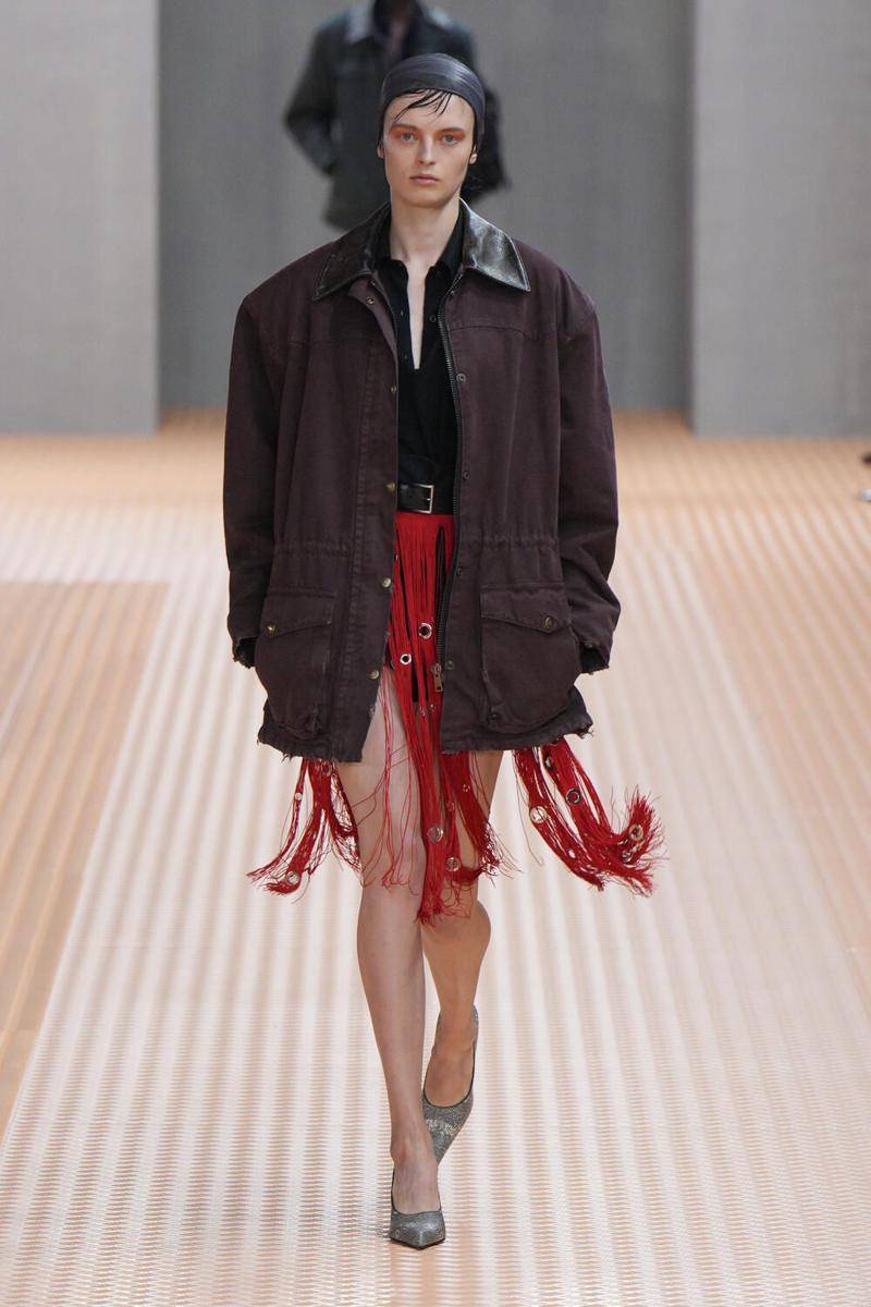 Koleksi busana Prada SS24 di Milan Fashion Week (Launchmetrics.com/spotlight)