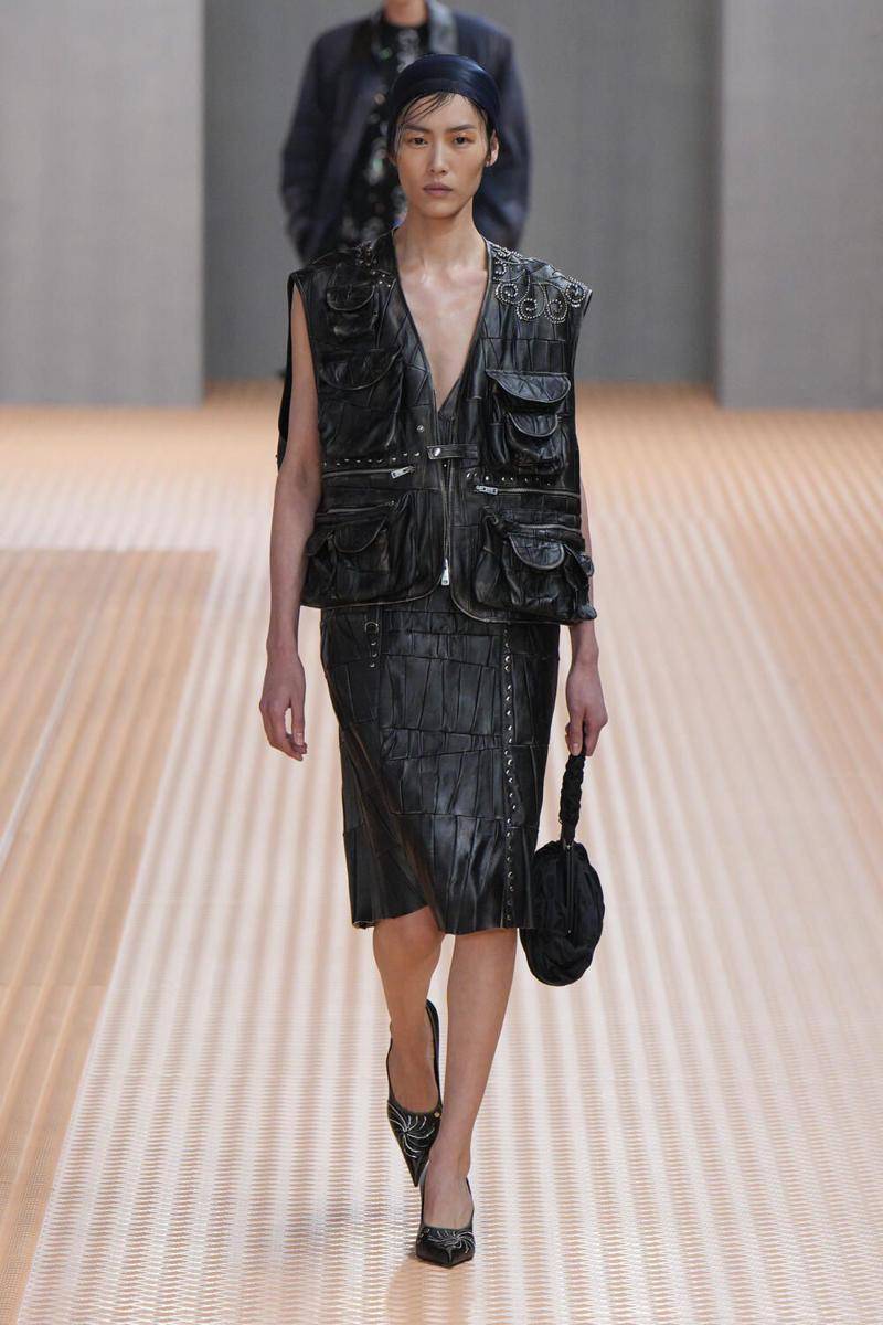 Koleksi busana Prada SS24 di Milan Fashion Week (Launchmetrics.com/spotlight)