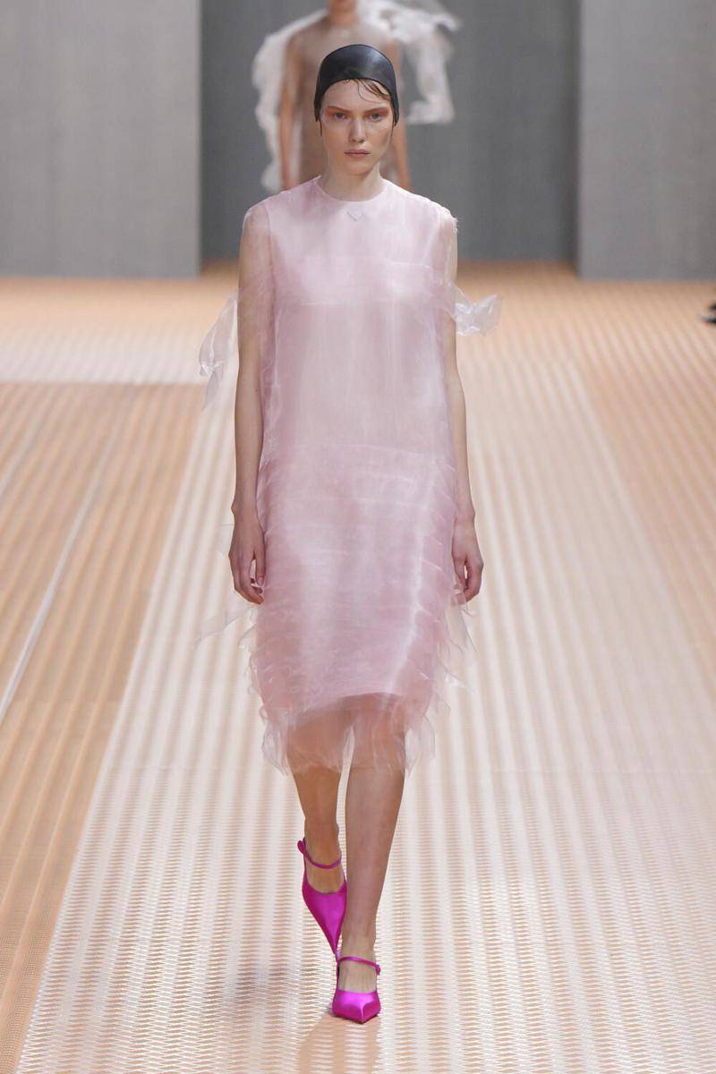 Koleksi busana Prada SS24 di Milan Fashion Week (Launchmetrics.com/spotlight)