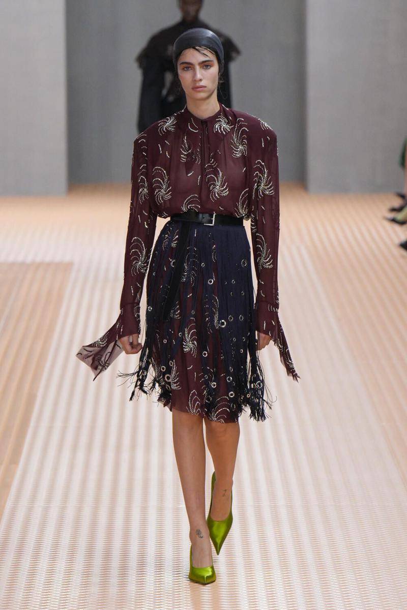 Koleksi busana Prada SS24 di Milan Fashion Week (Launchmetrics.com/spotlight)