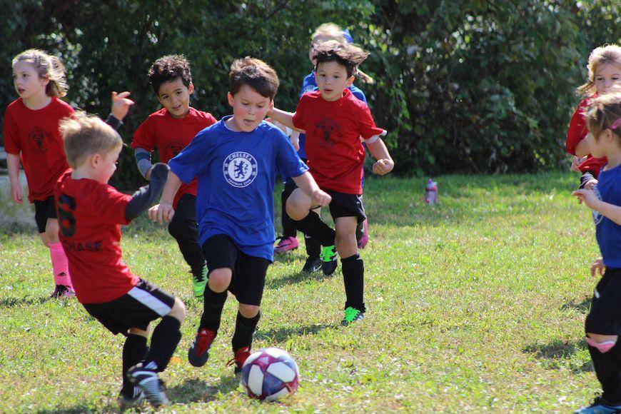 ilustrasi anak-anak bermain sepak bola (unsplash.com/Debra Brewster)