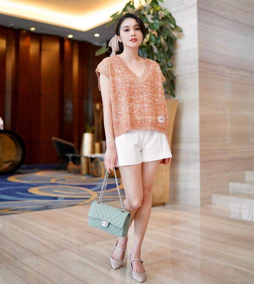 inspirasi outfit pakai vest ala Sandra Dewi (instagram.com/sandradewi88)