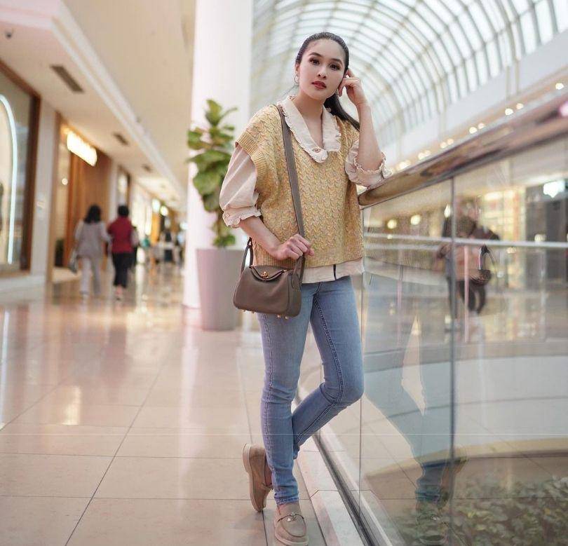 inspirasi outfit pakai vest ala Sandra Dewi (instagram.com/sandradewi88)