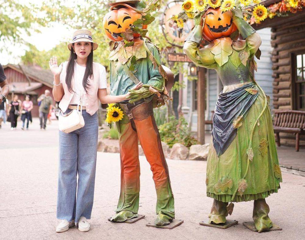 inspirasi outfit pakai vest ala Sandra Dewi (instagram.com/sandradewi88)