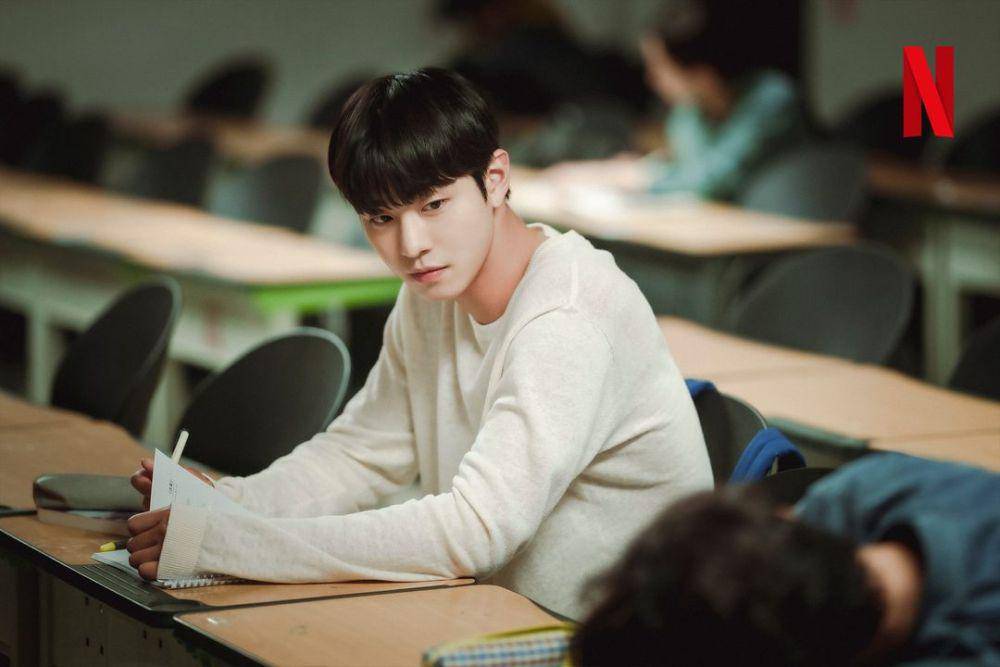 Koo Yeon Jun (Ahn Hyo Seop) di drakor A Time Called You (Dok. Netflix/A Time Called You)