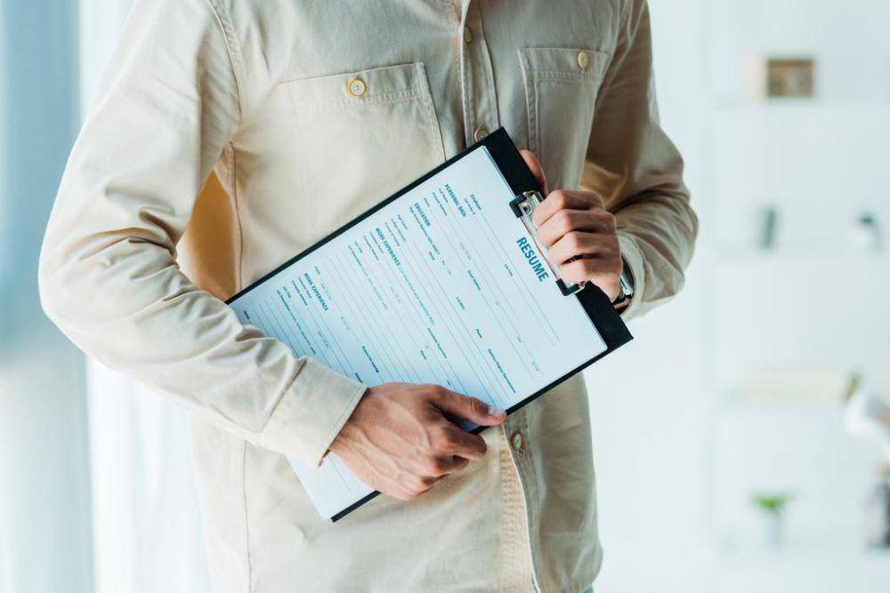 Illustrasi freelancer membawa cv. (vista.com/Igor Vetushko)