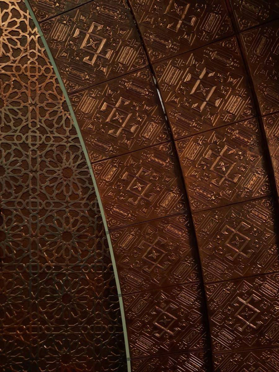 Detail motif batik di salah satu relung Masjid Al Jabbar, Bandung (dok. Pribadi/Agithyra Nidiapraja)