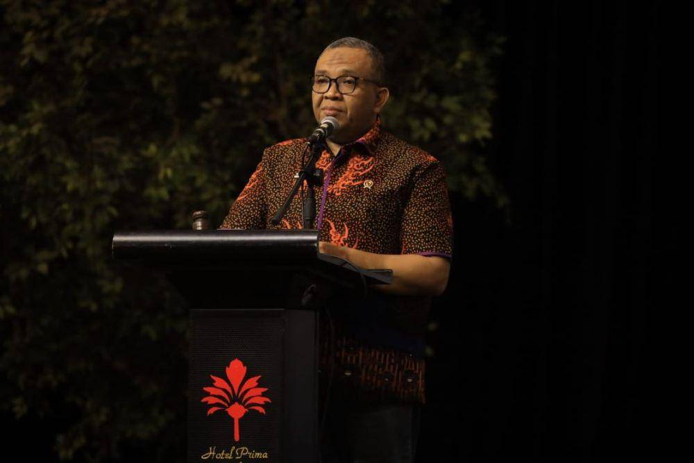 Afriansyah Noor memberikan arahan dalam 'Penguatan Soft Skills Kader Hubungan Industrial' di kota Cirebon, Jawa Barat, Jumat (29/9/2023). (Dok. Kemnaker)