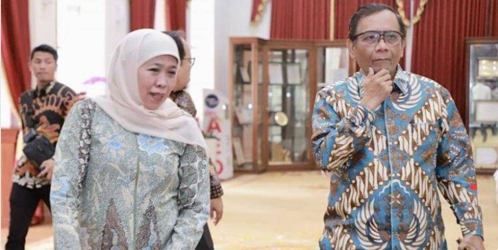 Gubernur Jawa Timur, Khofifah Indarparawansa dan Menko Polhukam, Mahfud MD ketika berada di Surabaya, Jawa Timur. (ANTARA FOTO)
