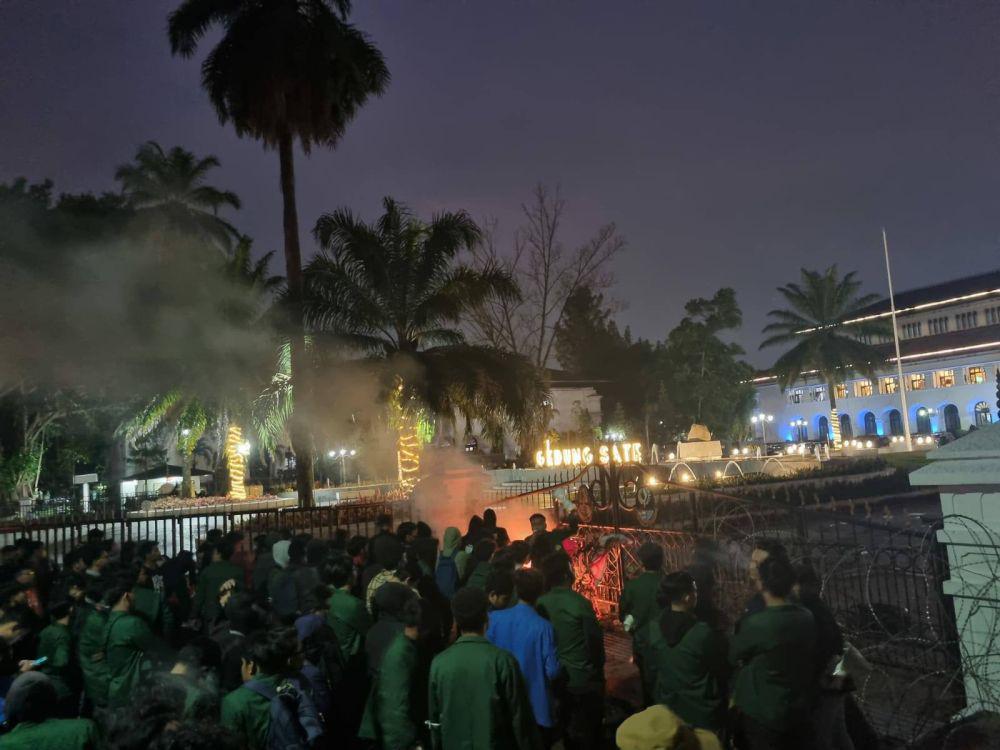 Flare hingga Bom Molotov Warnai Aksi Ratusan Mahasiswa di Gedung Sate