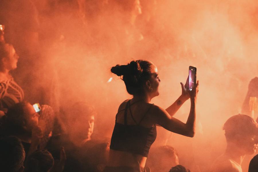ilustrasi orang menggunakan HP saat konser (pexels.com/Juan Actis)