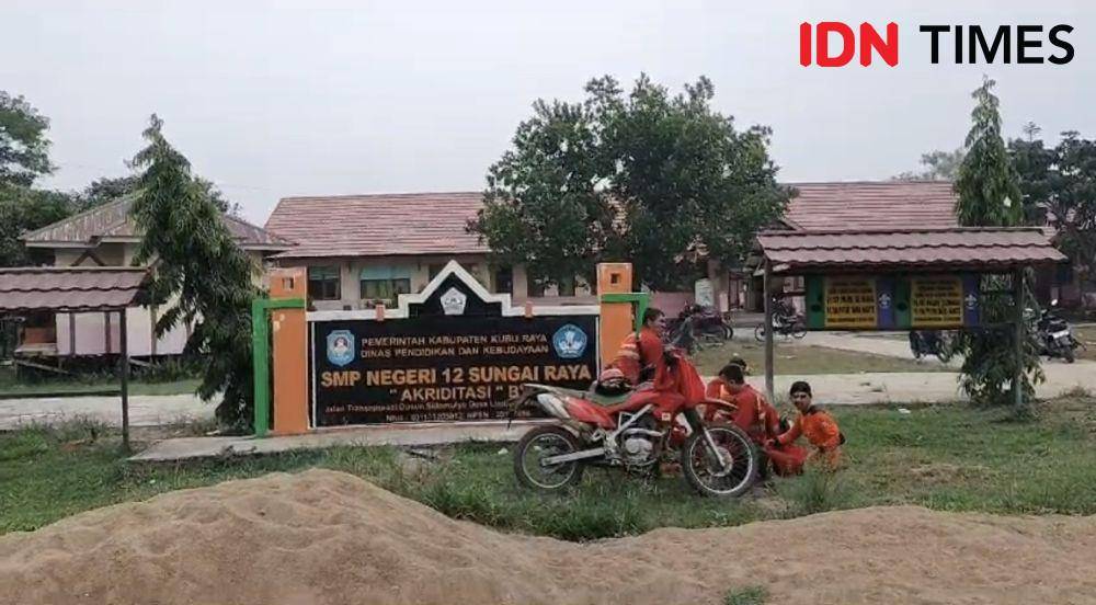 Api dekati gedung SMPN 12 Sungai Raya, Kalbar. (IDN Times/Istimewa).