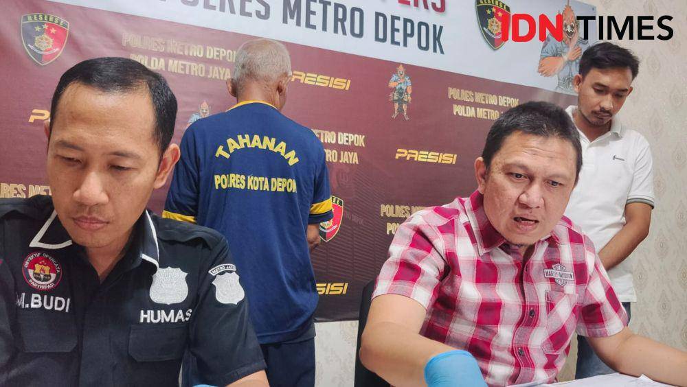 Kasat Reskrim Polres Metro Depok, Kompol Hadi Kristanto (kanan duduk) saat menjelaskan terkait pencabulan yang dilakukan Engkong kepada para korban. (IDNTimes/Dicky)