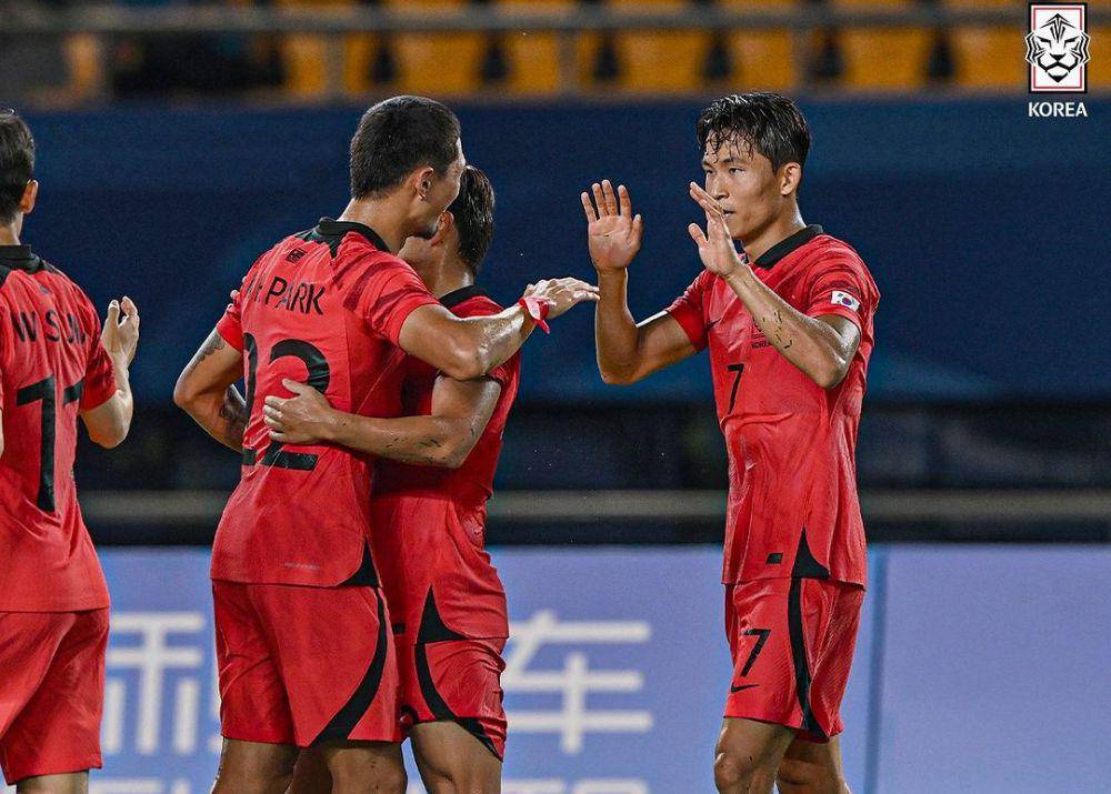 Jeong Woo Yeong (kanan) melakukan selebrasi usai mencetak gol. (instagram.com/thekfa)