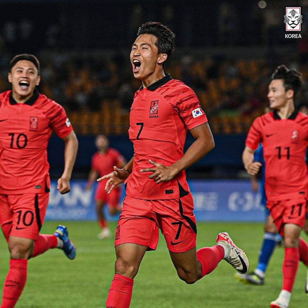 Jeong Woo Yeong (tengah) melakukan selebrasi usai mencetak gol. (instagram.com/thekfa)